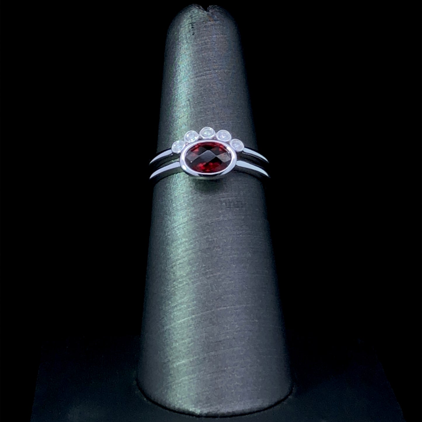 160097 - 1.02 ctw diamond and garnet ring