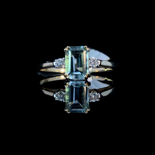159947 - .90 ctw aquamarine and diamond ring