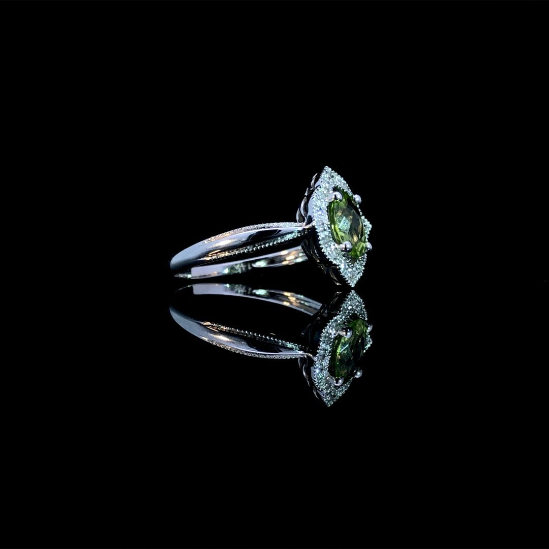 164022 - .85 ctw peridot and diamond ring