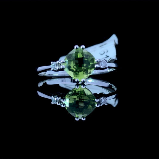 144612 - Peridot and diamond ring