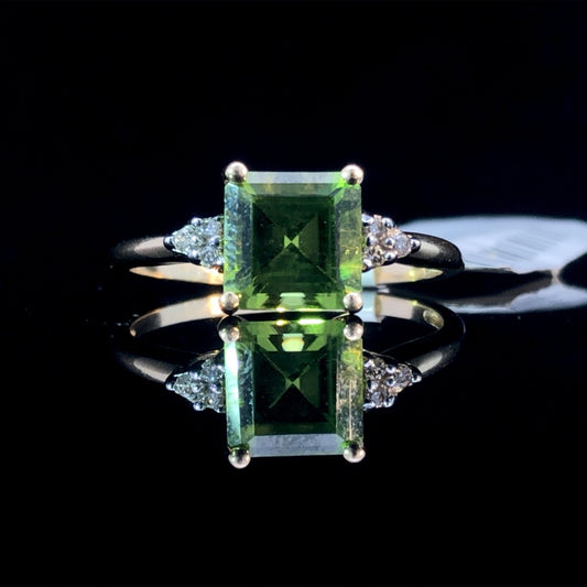 135854 - Peridot and Diamond Ring