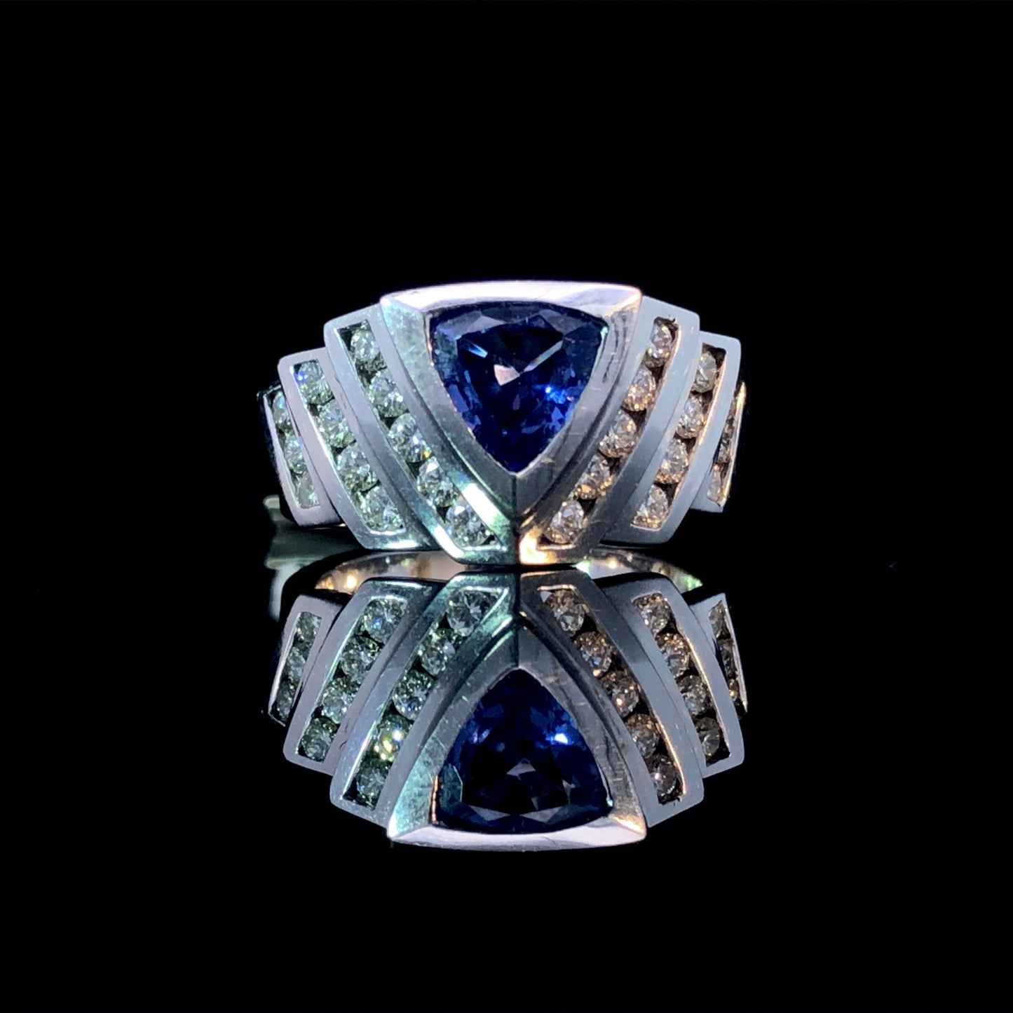 140406 - 1.90 ctw Tanzanite and diamond ring
