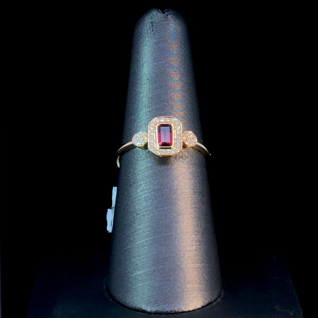 151182 - .54 ctw garnet and diamond ring