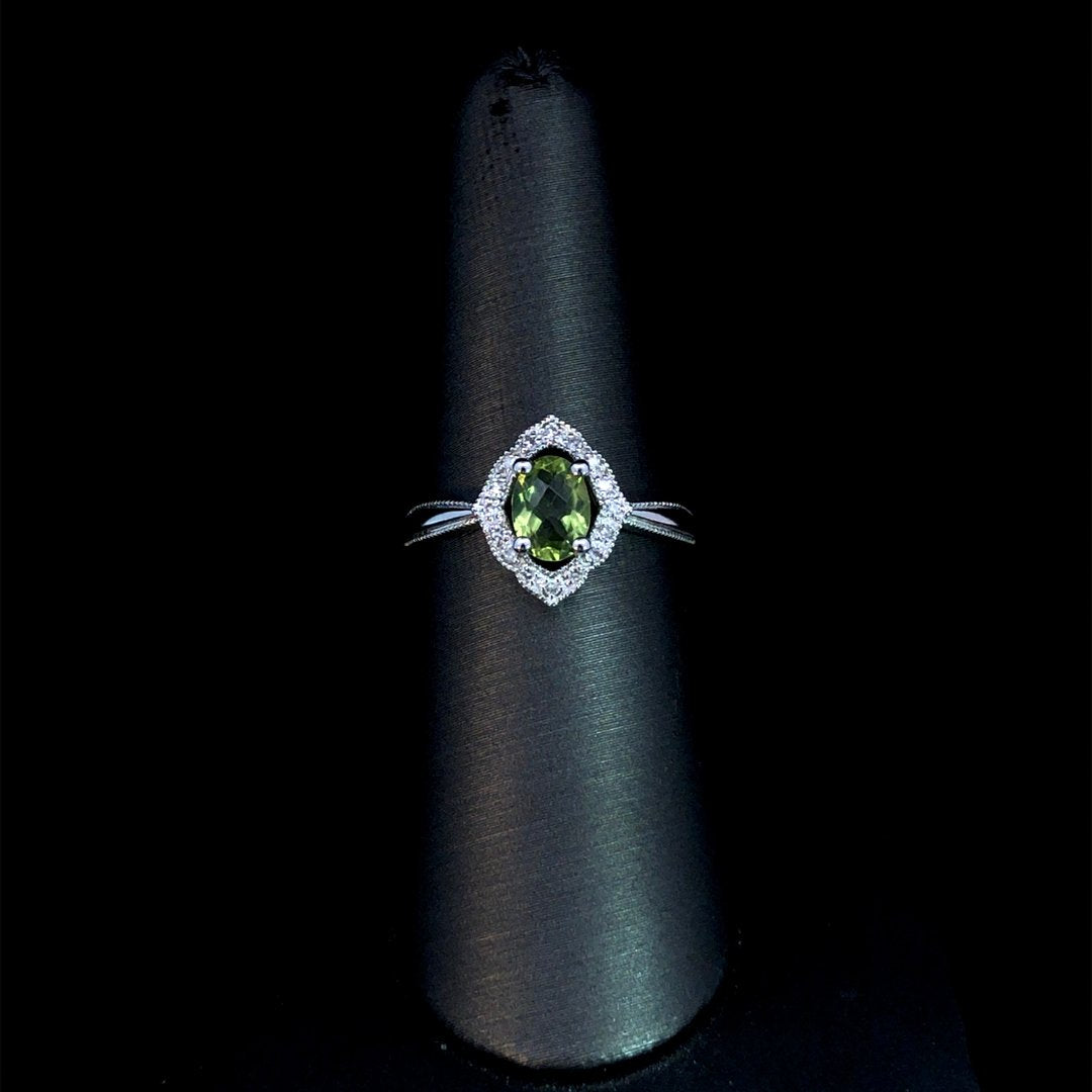 164022 - .85 ctw peridot and diamond ring