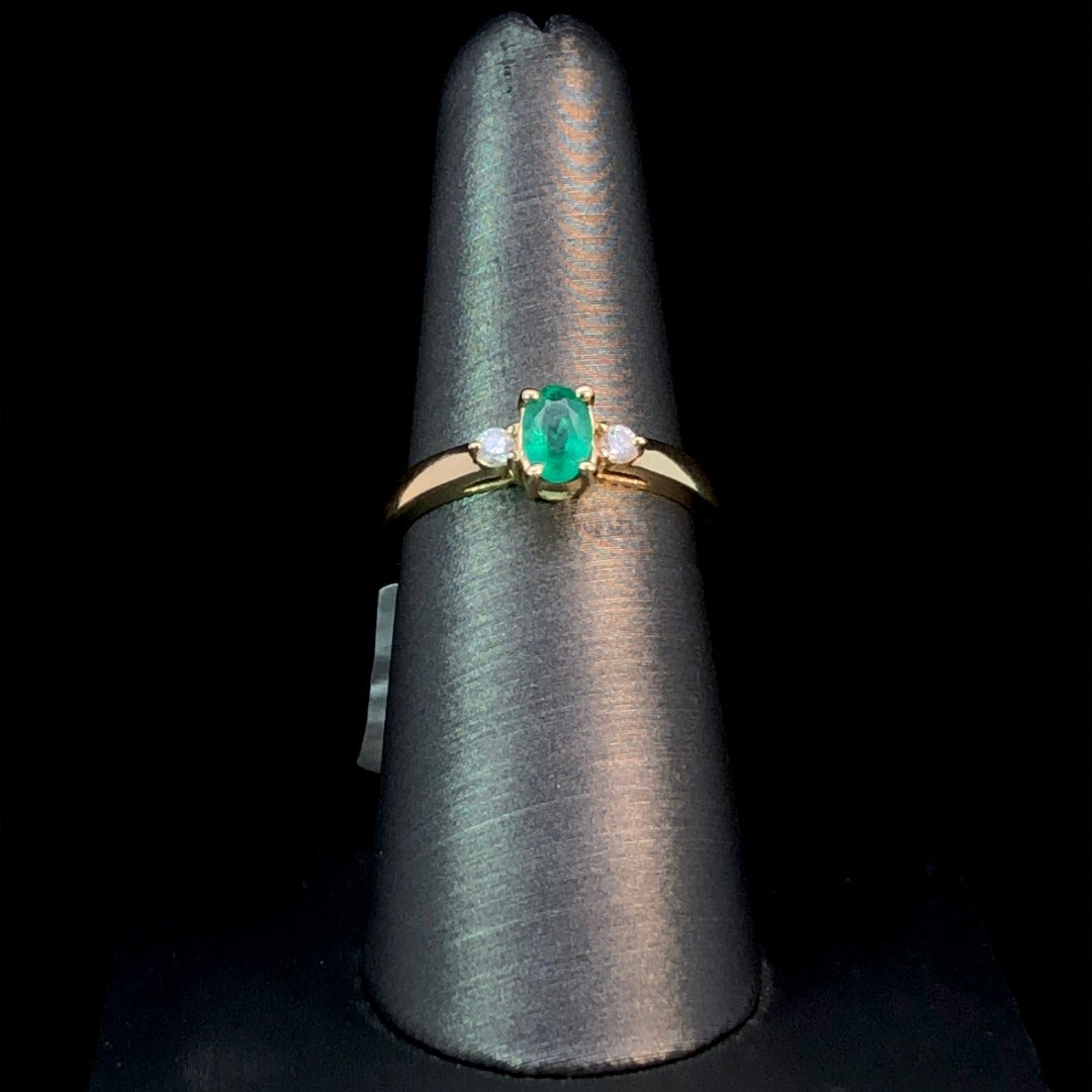 128563 - .11 ctw diamond and emerald ring