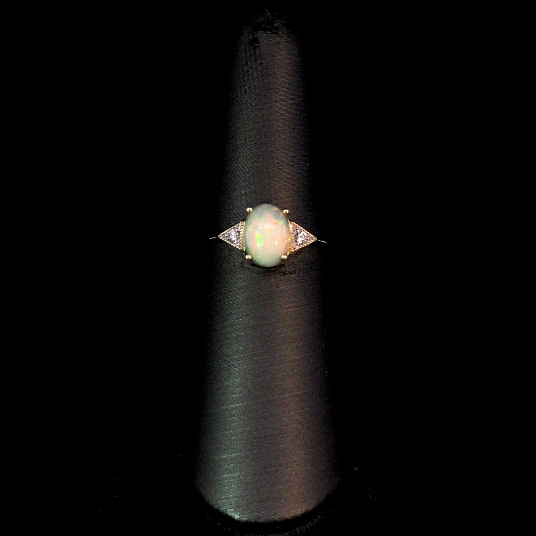 159073 - Opal and diamond ring