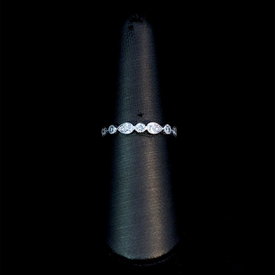 164174 - .20 ctw diamond band