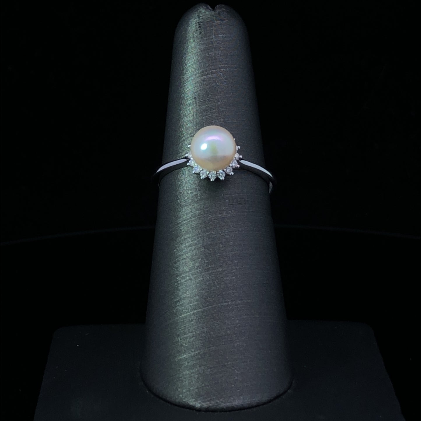 150893 - Diamond and pearl ring