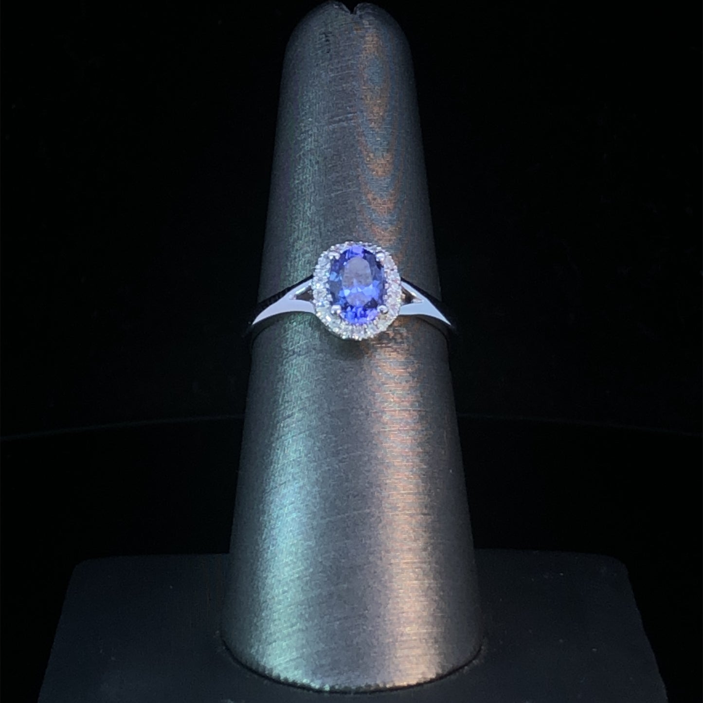 148120 - .88 ctw tanzanite and diamond ring