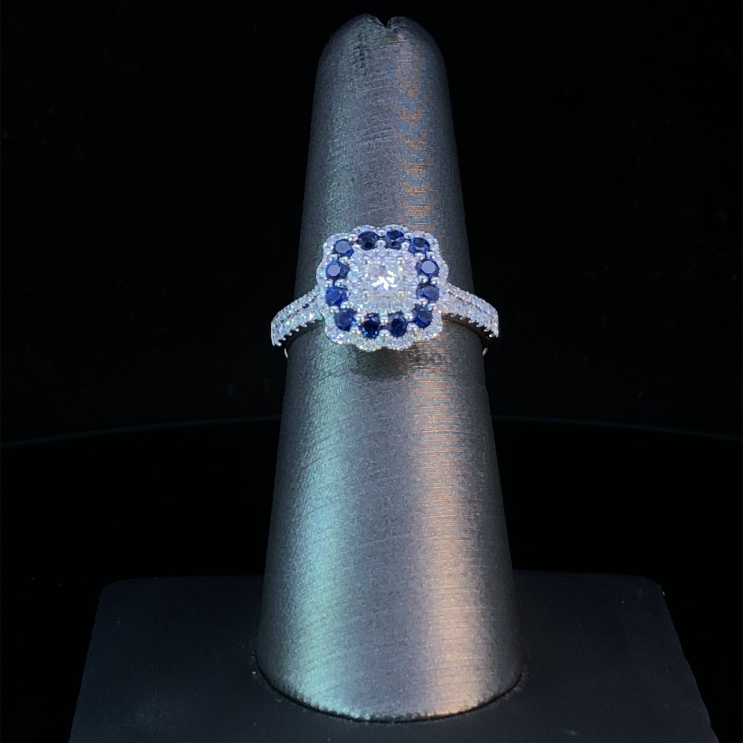 160092 - 1.07 ctw sapphire and diamond ring