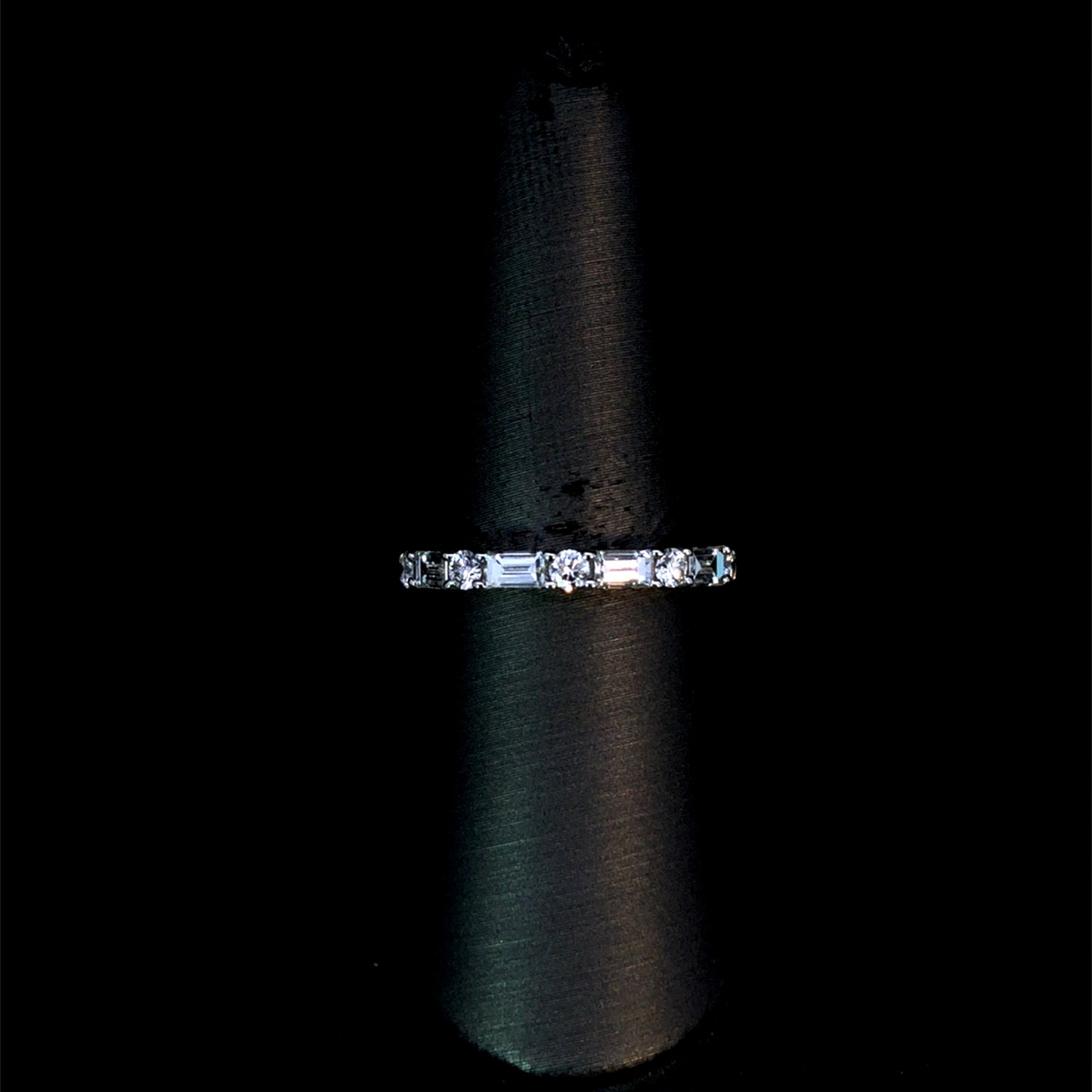 165885 - .98ctw diamond band
