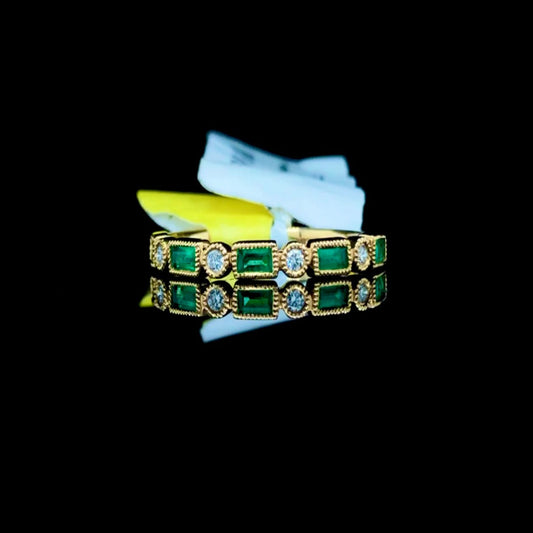 157642 - .38 ctw emerald and diamond band